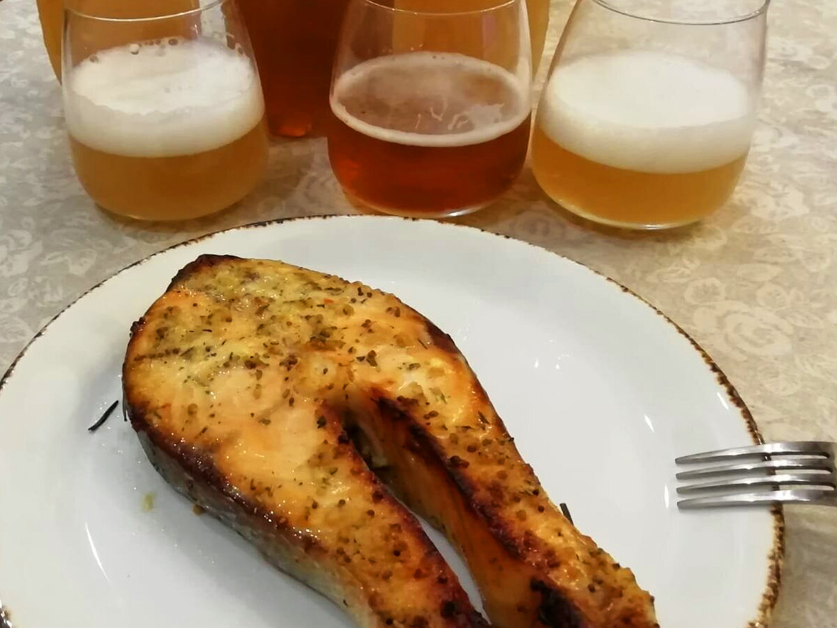 Фото из личного архива. Семга готова, дегустирую с разными напитками.