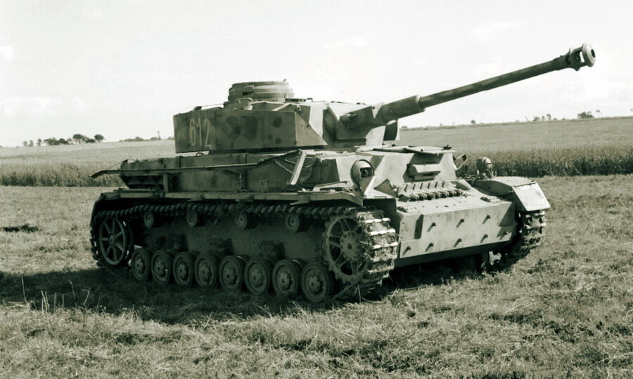 Panzerkampfwagen IV (PzKpfw IV, также Pz. IV; в СССР был известен также как «T‑IV») — средний танк бронетанковых войск Вермахта периода Второй Мировой войны. Самый массовый танк Вермахта: выпущено почти 8600 машин; серийно выпускался с 1937 по 1945 год в нескольких модификациях. Взято из открытых источников