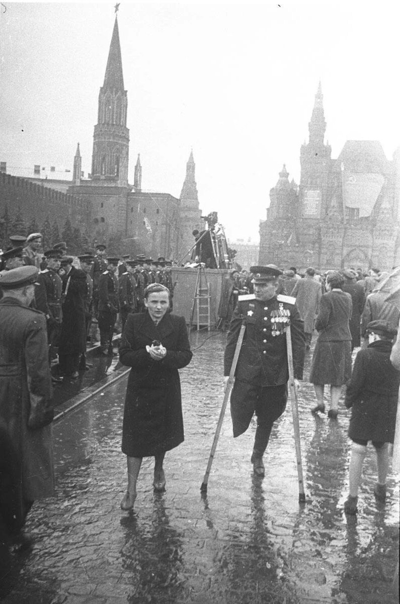 Генерал-майор А.В. Гладков и его супруга после парада Победы, 1945 год.