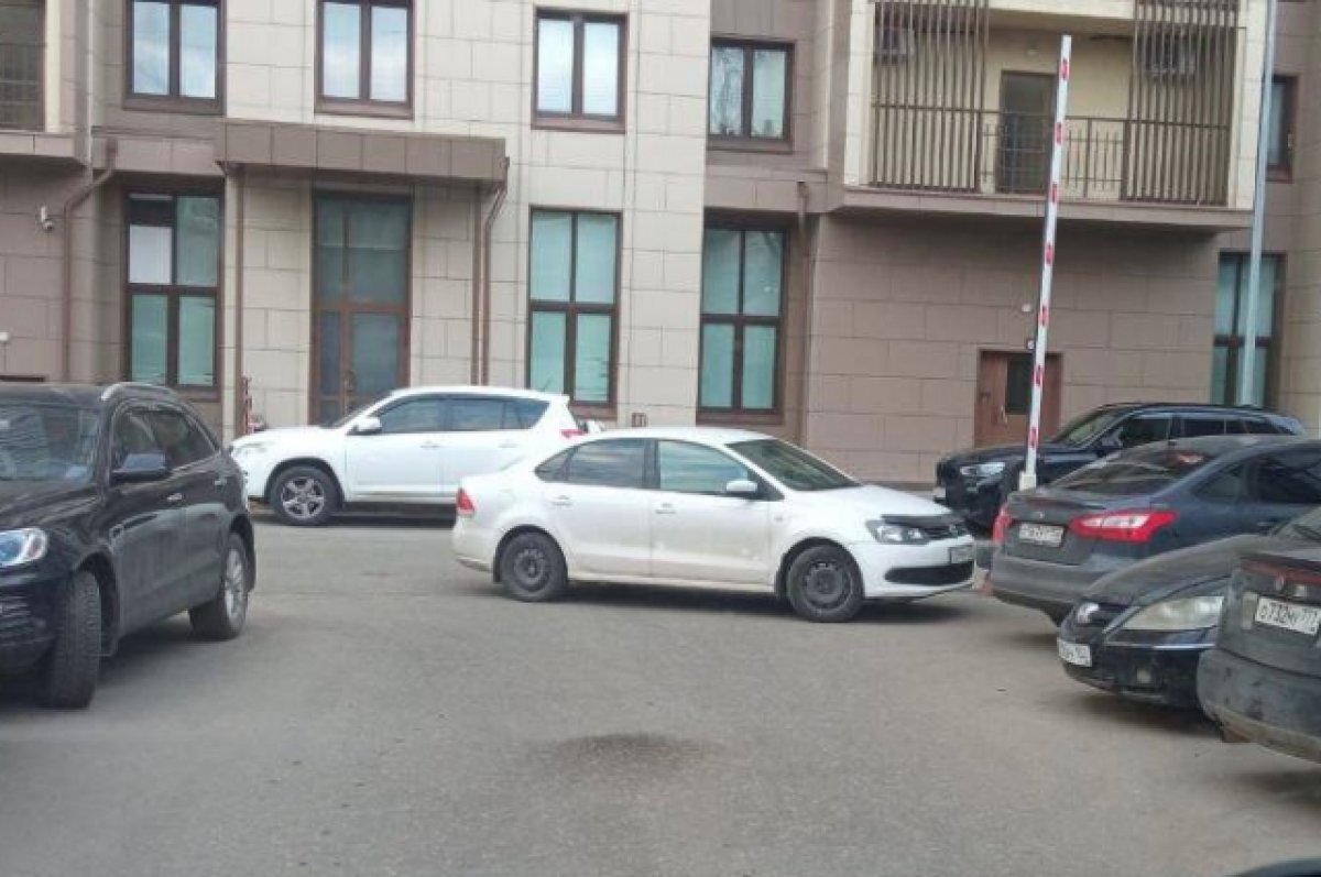    Автомобиль нижегородца перекрыл проезд экстренно вызванной скорой помощи