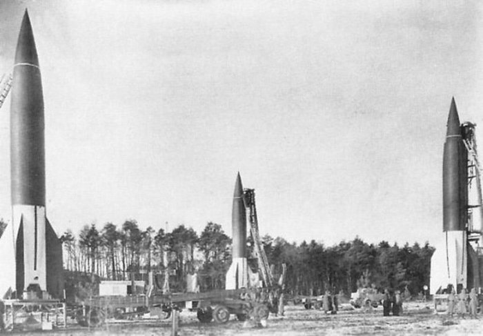 Немецкие ракеты «Фау-2» на стартовой площадке полигона Пенемюнде, 1944 год. Источник: http://tatfrontu.ru
