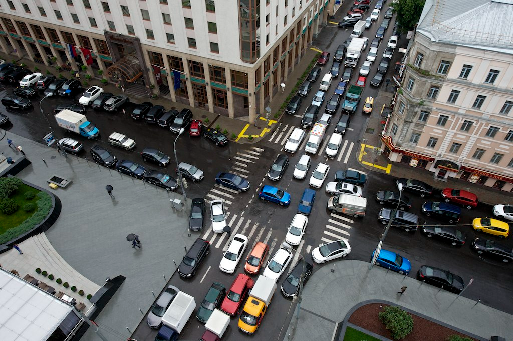 Светофор в городе. Машина на дороге. Движение улицы. Люди в городе. Необычные пешеходные переходы в канаде.