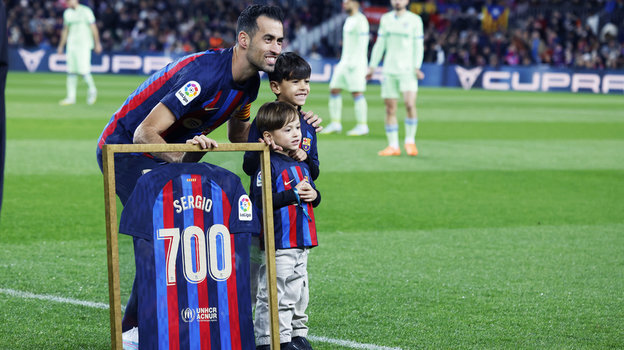    Серхио Бускетс с детьми перед 700-м матчем за «Барселону». Global Look Press