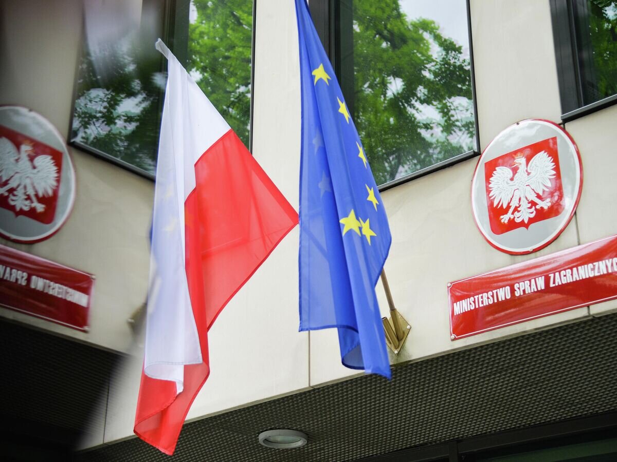    Государственный флаг Польши и флаг Евросоюза на здании Министерства иностранных дел Польши в Варшаве© РИА Новости / Алексей Витвицкий