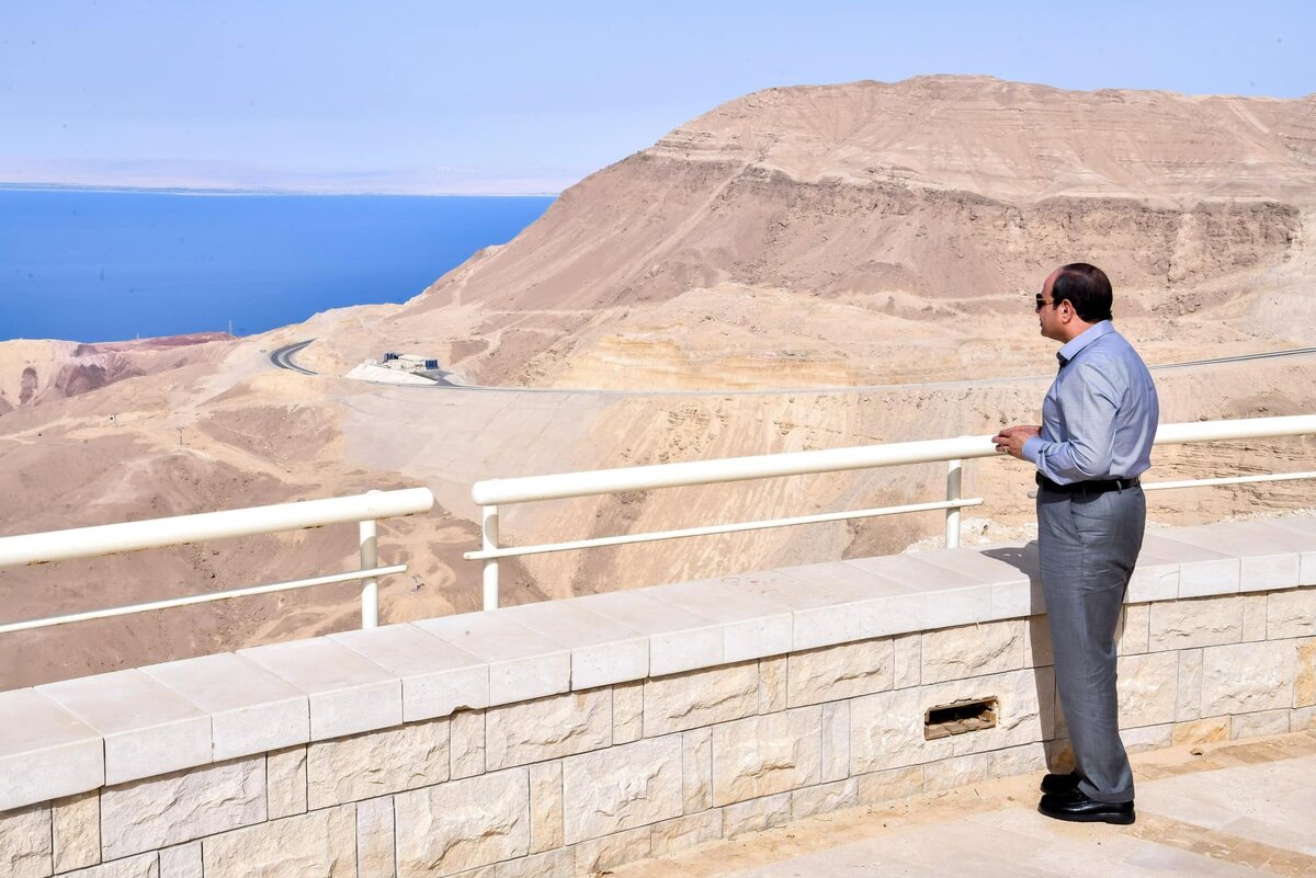 Президент Египта Абдул-Фаттах Халил Ас-Сиси осматривает строительство нового города и дороги Эль Галяля.