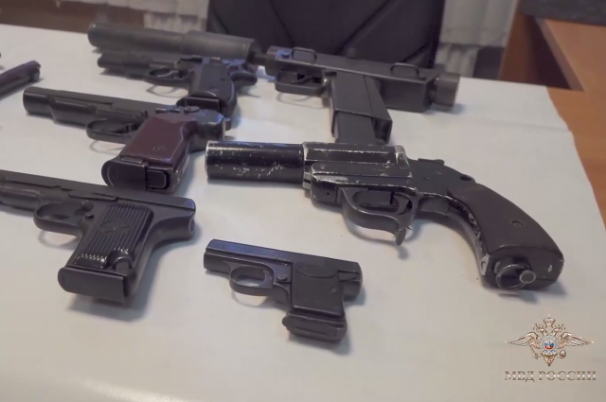    Арсеналы боевого оружия нашли сразу в двух районах Ленобласти