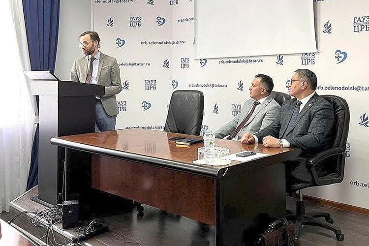    Коллективу главврача представил заместитель министра здравоохранения РТ, глава горздрава Казани Владимир Жаворонков. До сегодняшнего дня Мухаматдинов был его первым заместителем