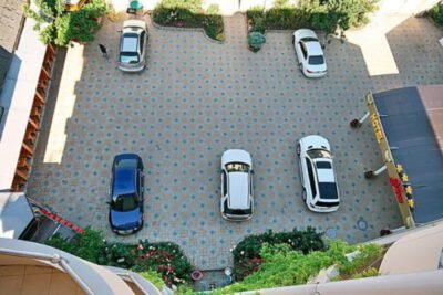 Закрытая парковка во дворе отеля