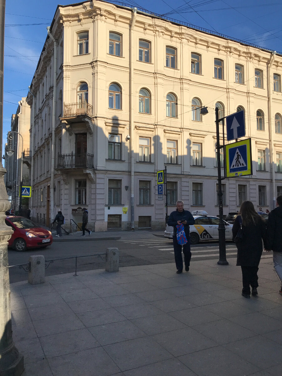 Вход в музей и дом, где жил Достоевский. Фото из личного архива.