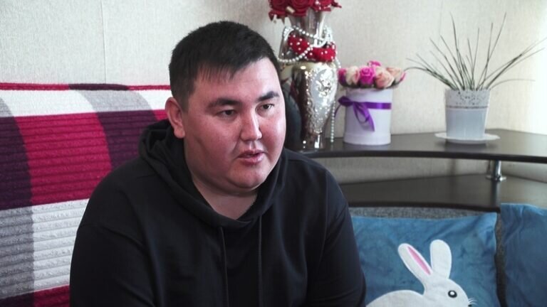    Самату Дузбаеву из Домбаровского района за участие в СВО вручили медаль за боевые заслуги Кристина Просвиркина