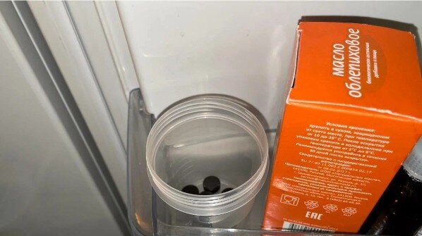 Баночка с углём на полке холодильника предотвращает неприятные запахи