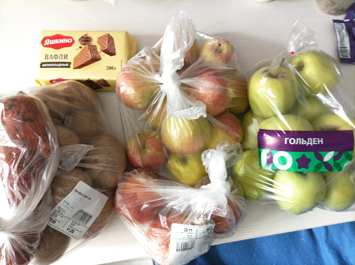 Много яблок