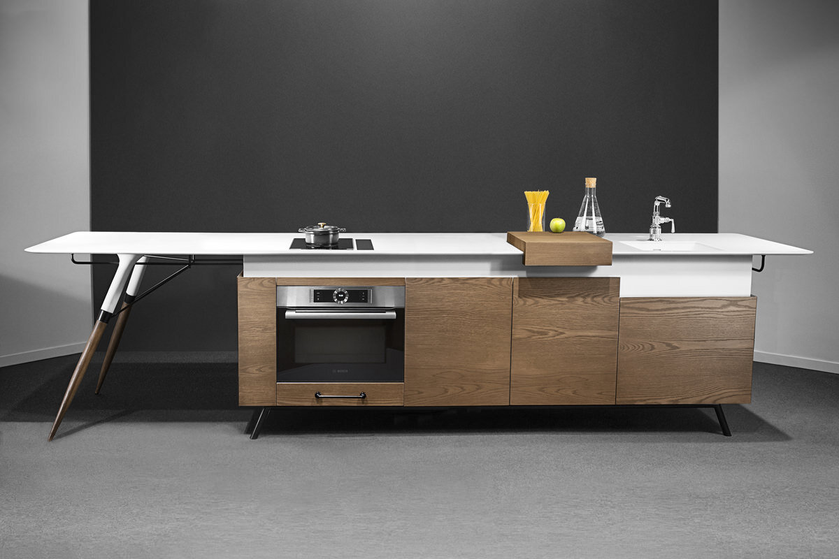 Общий вид кухни The KITCH’T, дизайн-бюро Dsignedby. При максимальной длине в 3,65 м и ширине в 92 см она укомплектована всем необходимым для нормальной хозяйственной жизни.