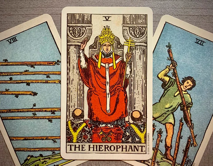 иерофант таро уэйта. жрец таро. 5 аркан иерофант таро. таро жрец в сочетании. таро уэйта the hierophant.