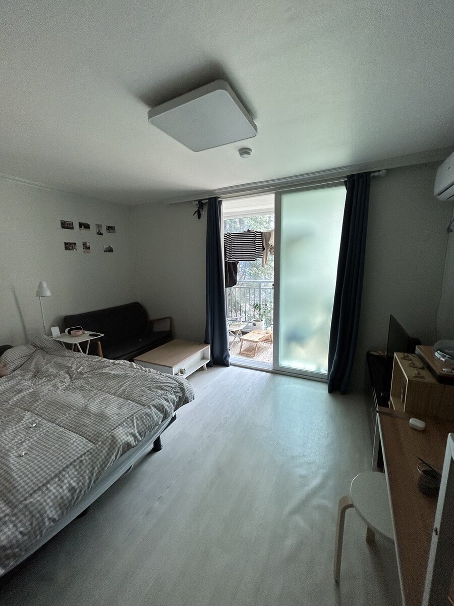 Вот и вся комната. 