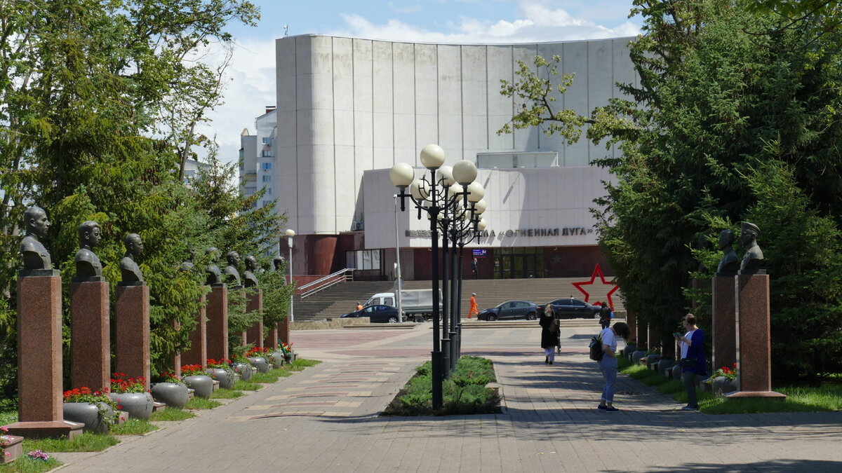 Белгород, Парк Победы, аллея Славы, вид на музей-диораму "Огненная дуга"