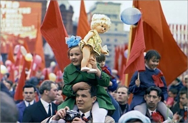 Так и хочется все бросить и уехать туда в свой родной СССР. Люди были веселые, пели песни всей семьей на каждое застолье. На лицах была улыбка, были счастливы.