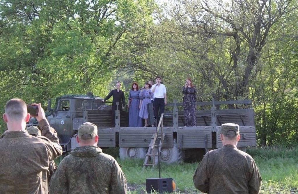    Солисты Оренбургского театра музкомедии выступили в ЛНР перед участниками СВО из Тоцкого