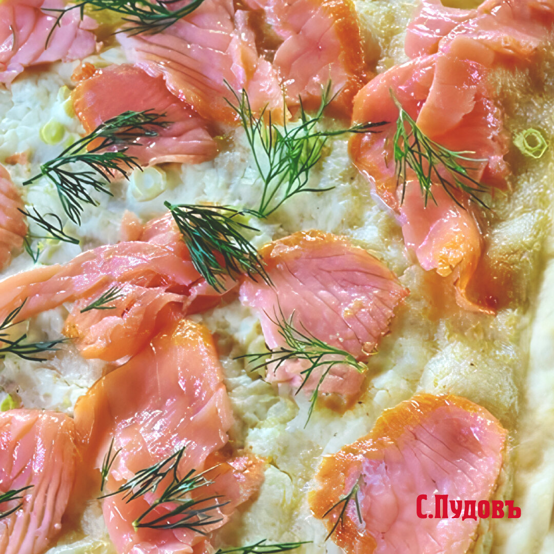 Пицца с красной рыбой