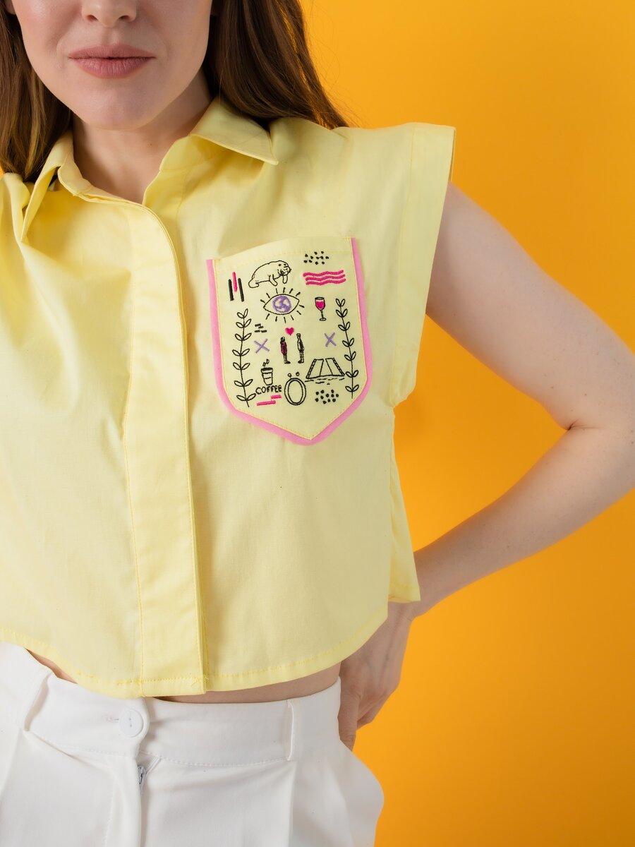  После решения создавать одежду, мы, поверив в свои силы, решили создать целую летнюю коллекцию. И эта была ошибка №1. Вообще прежде чем впервые создавать коллекцию, надо было хоть немного разобраться в том, как в этом бизнесе все устроено, а мы были так чертовски самоуверенны в собственном успехе, что пропустили очень много нужных шагов.

Наша коллекция должна была состоять из 7-ми изделий. Мы их нарисовали и гордо отнесли на разработку лекал, а впоследствии и на отшив. Мы были уверены, что у нас все получится с первого раза, но, когда мы увидели отшитые образцы, оказалось, что до выхода в свет им еще очень далеко. Тогда и началось самое интересное: «Бесконечное внесение правок».