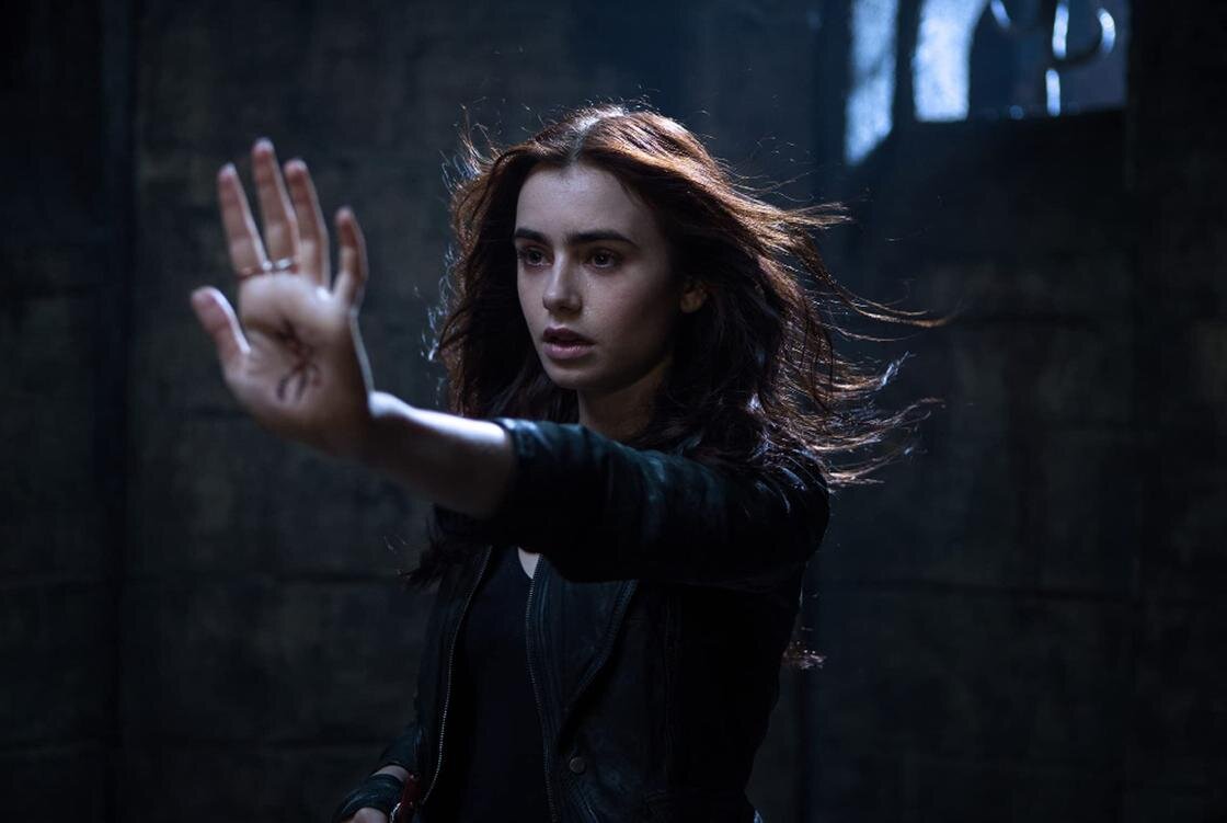    Лили Коллинз в фильме «Орудия смерти: Город костей»:IMDb