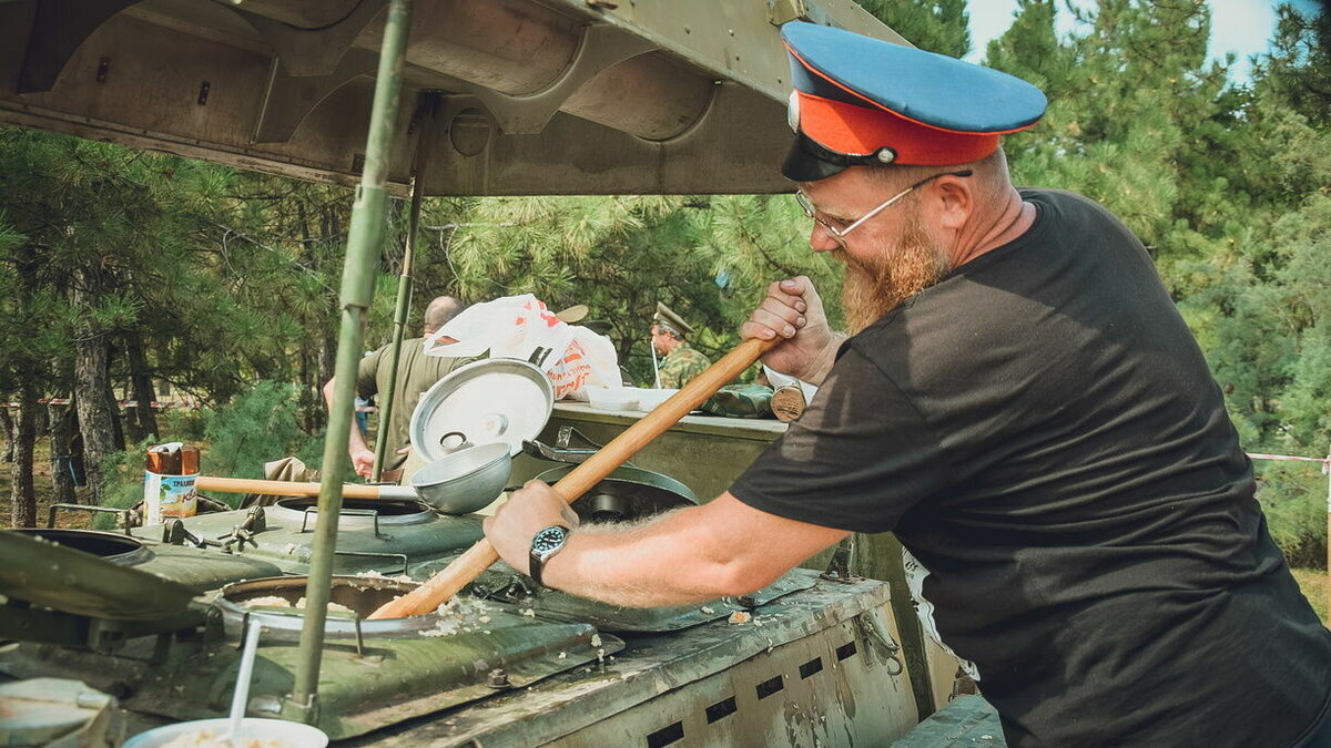     В России, в том числе Ростовской области, цена на продукты постоянно меняются, то в большую сторону, то в меньшую. Почему это происходит и сколько стоит приготовить блюда, выясняли журналисты «Новых известий».