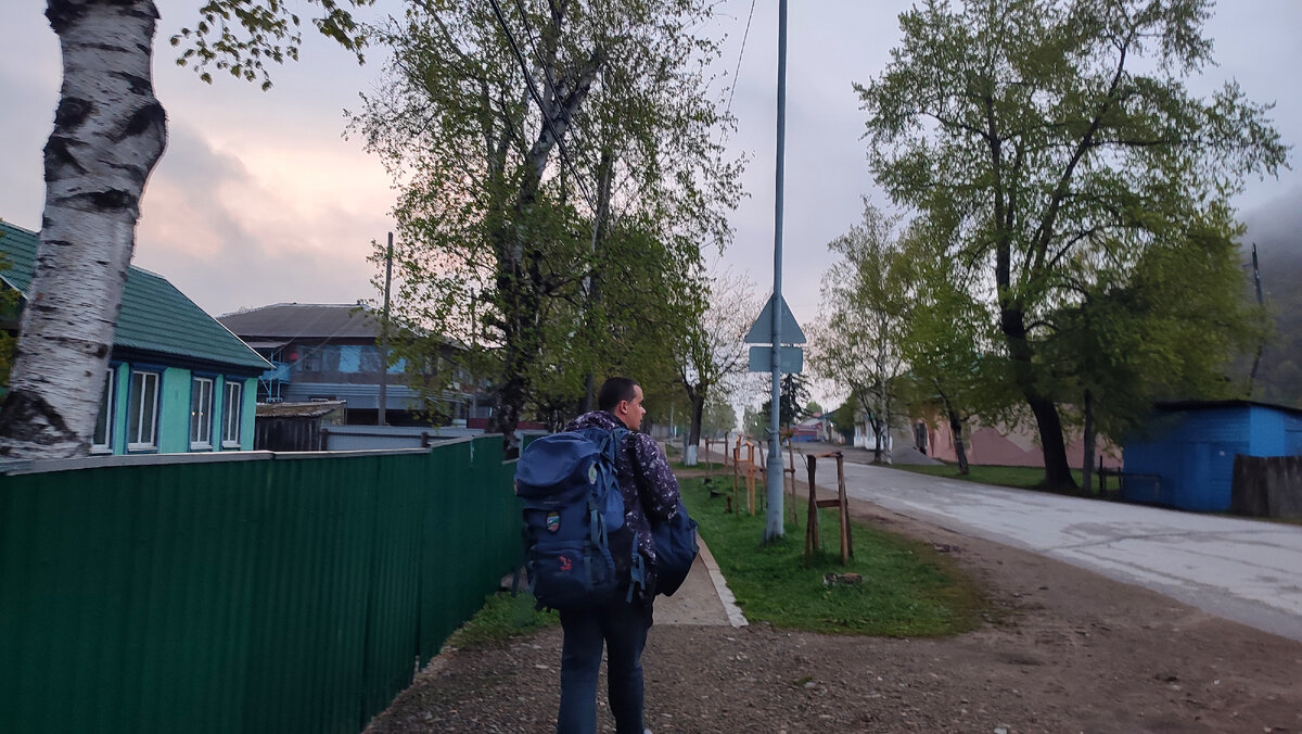 Когда мы уезжали, цвели только немногочисленные первоцветы и рододендрон сихотинский, деревья стояли "голые".