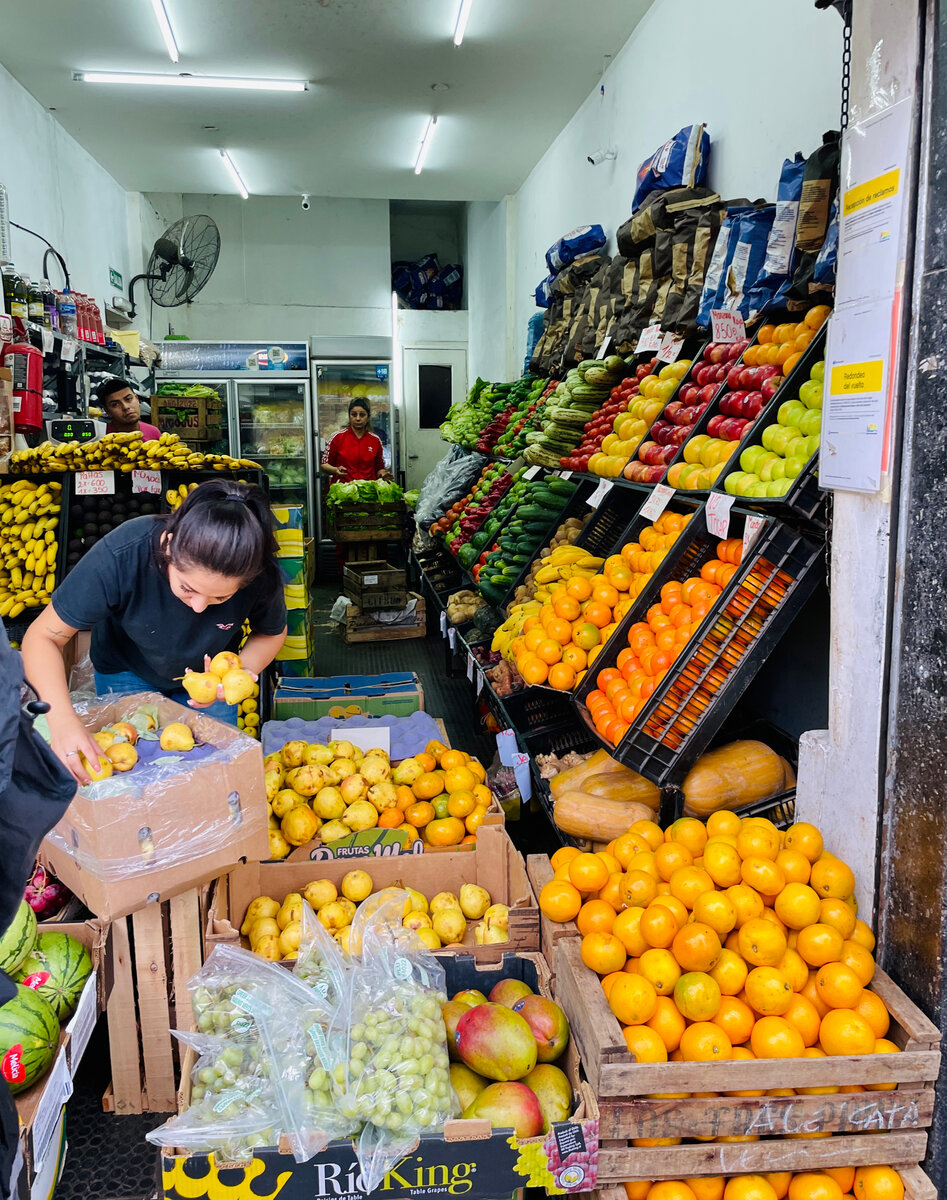 Так выглядит фруктово-овощная лавка в Аргентине.