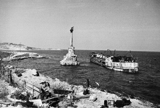    Памятник затопленным кораблям в Севастополе