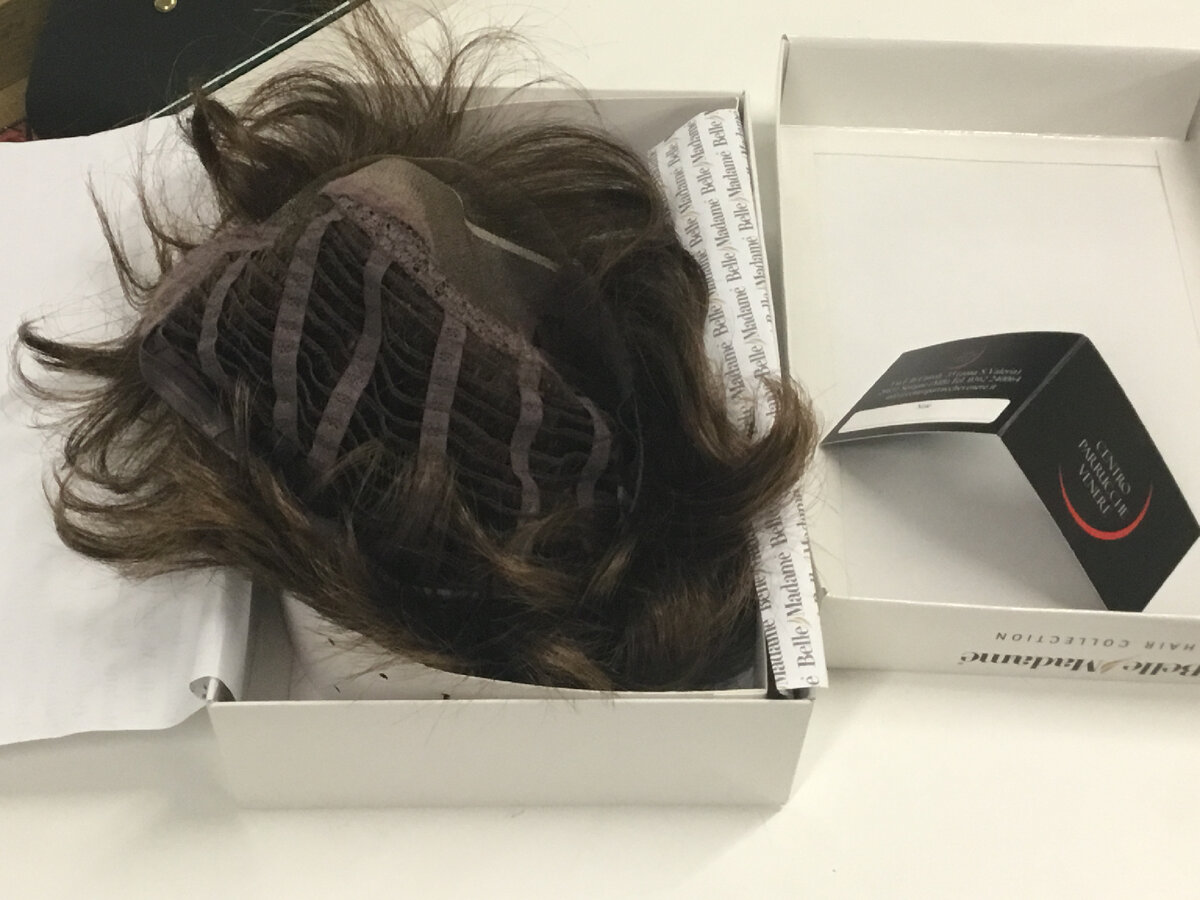 Совершенно новый парик из натуральных волос. Такие стоят 500-600 евро. 