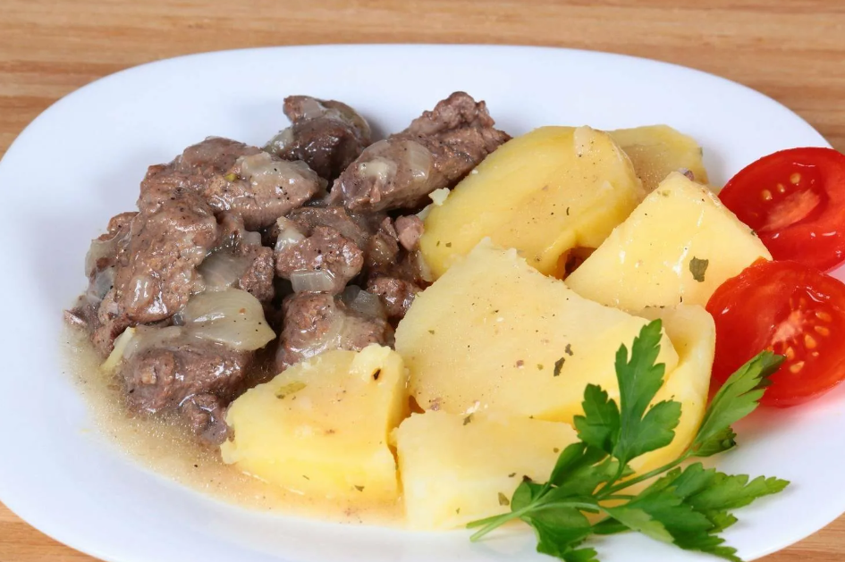 Говядина с картошкой. Отварной картофель с мясом. Отварное мясо с картошкой. Гарнир к тушеному мясу.
