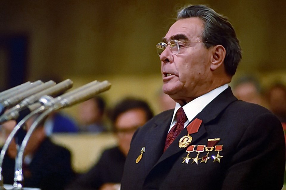 На этой фотографии Леонид Брежнев является пока трижды Героем Советского Союза и Героем Соцтруда. Фото: РИА Новости