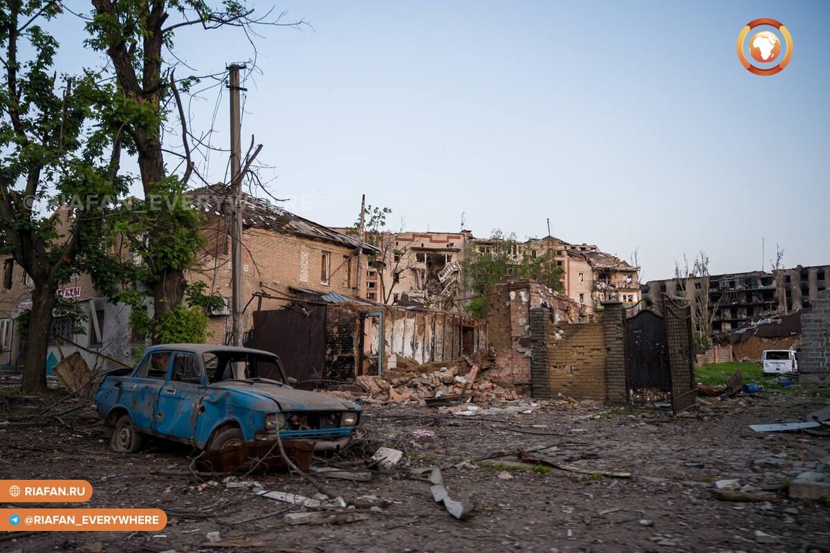На заглавном фото: военкор Степан Яцко поделился свежими фото из Бахмута, бои за который ведут штурмовики ЧВК «Вагнер». 
