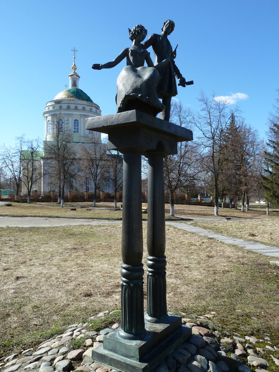 Скульптура Аркадий и Любовь в г. Орёл, источник Яндекс картинки