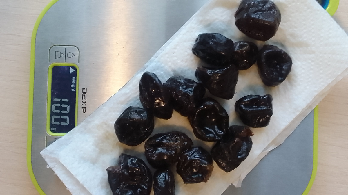 промытый чернослив (предварительно замоченный). вес вы видите. по рецепту нужен крупный, но какой уж есть...