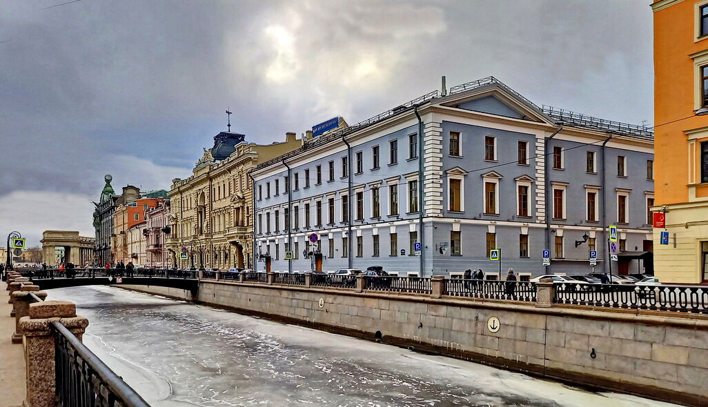 Вид здания с набережной канала Грибоедова. Фото автора