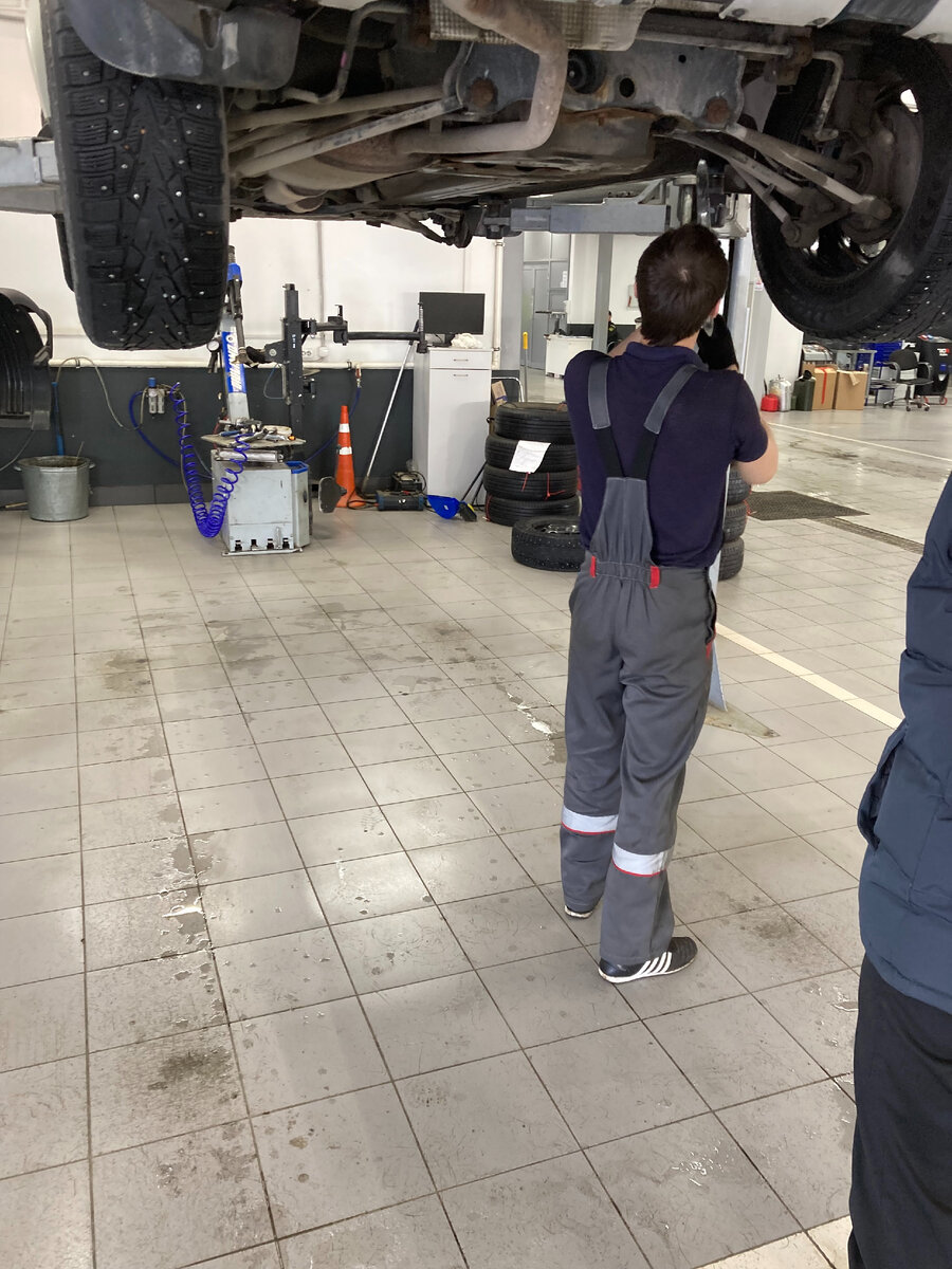 (Фото автора) Плановое обслуживание автомобиля в сервисном центре "Мажоры на окраине" 🙃
