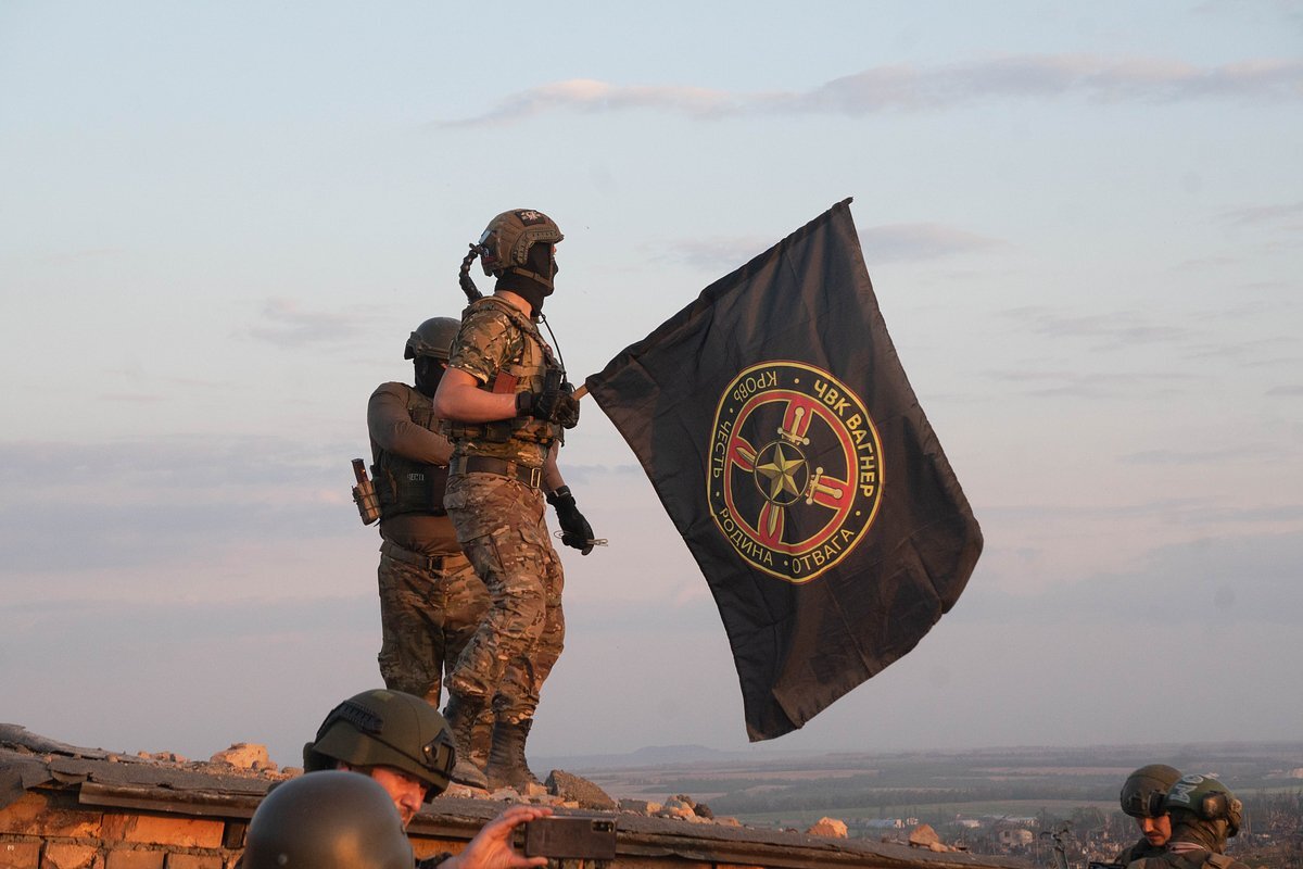 Бойцы ЧВК «Вагнер» водружают свой флаг на самой высокой точке Артемовска, 20 мая
Фото: Иван Родионов / РИА Новости