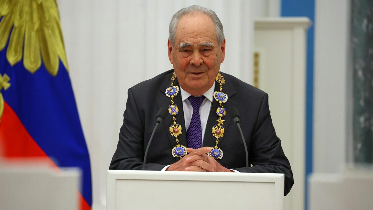     Президент России Владимир Путин наградил государственного советника Татарстана Минтимера Шаймиева высшей государственной наградой страны — орденом Святого апостола Андрея Первозванного.