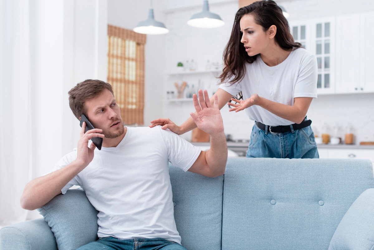 Изображение от <a href="https://ru.freepik.com/free-photo/woman-arguing-with-her-boyfriend-while-he-is-talking-on-the-phone_6426201.htm#page=3&query=%D1%81%D1%83%D0%BF%D1%80%D1%83%D0%B3%D0%B8%D1%80%D0%B0%D0%B7%D0%B2%D0%BE%D0%B4&position=25&from_view=search&track=ais?log-in=google">Freepik</a>