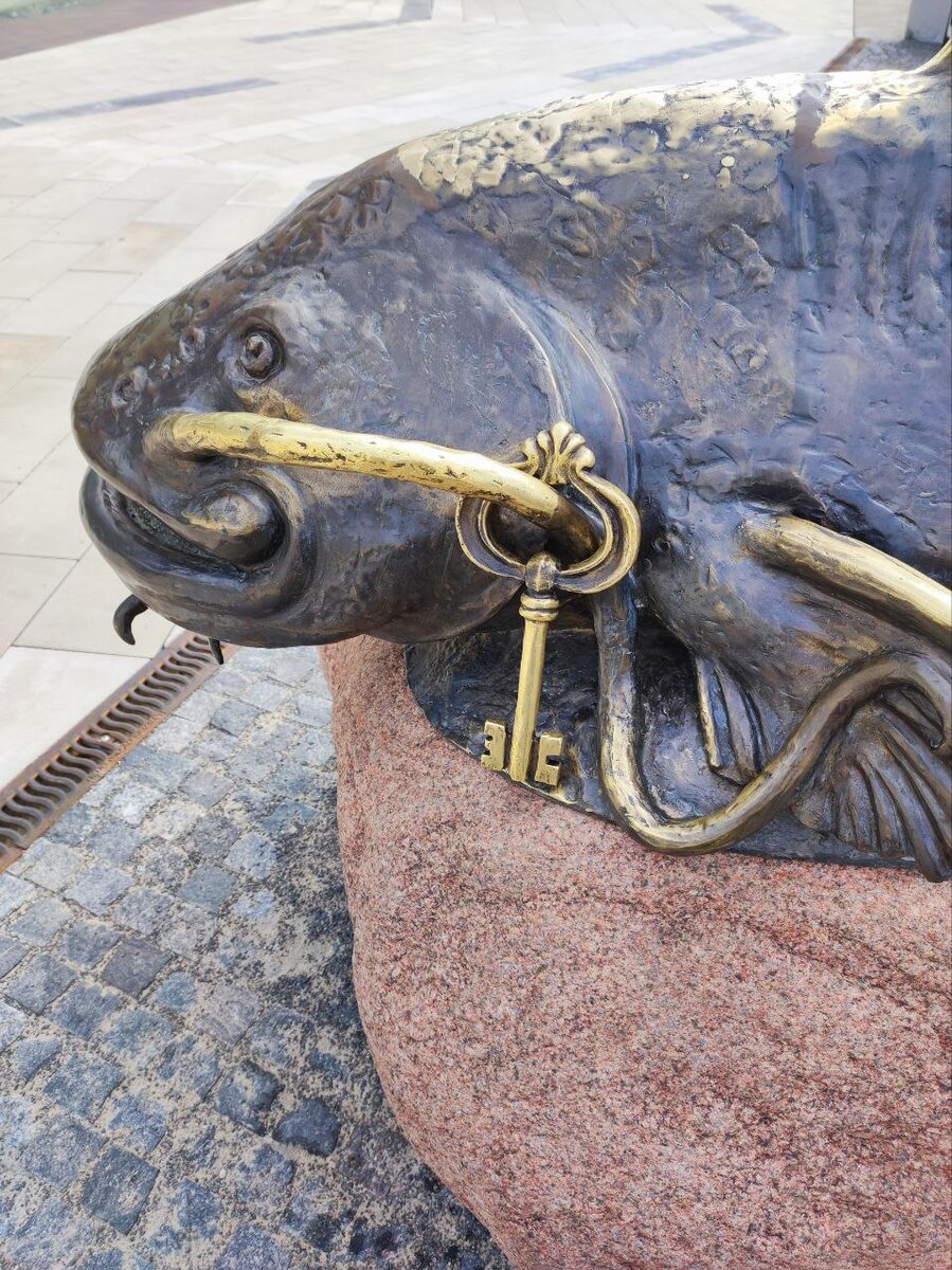 Скульптура «Сом» в Калининграде. Источник — dzen.ru/pa_myatnik