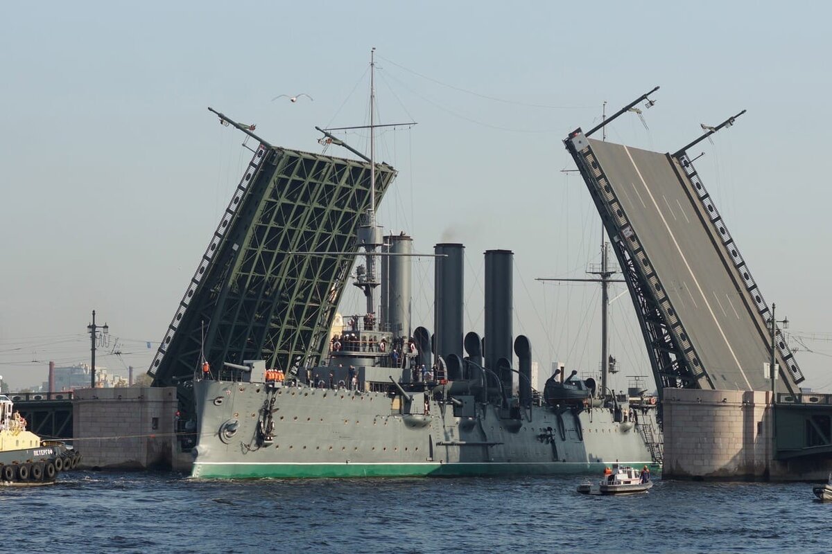 123 года со дня спуска на воду легендарного крейсера "Аврора"