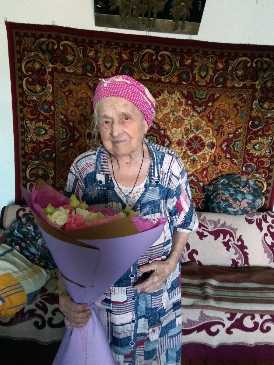 Совсем одна»: в доме у 98-летней бабушки-ветерана добровольцы устроили  генеральную уборку | Гуранка.ру | Дзен