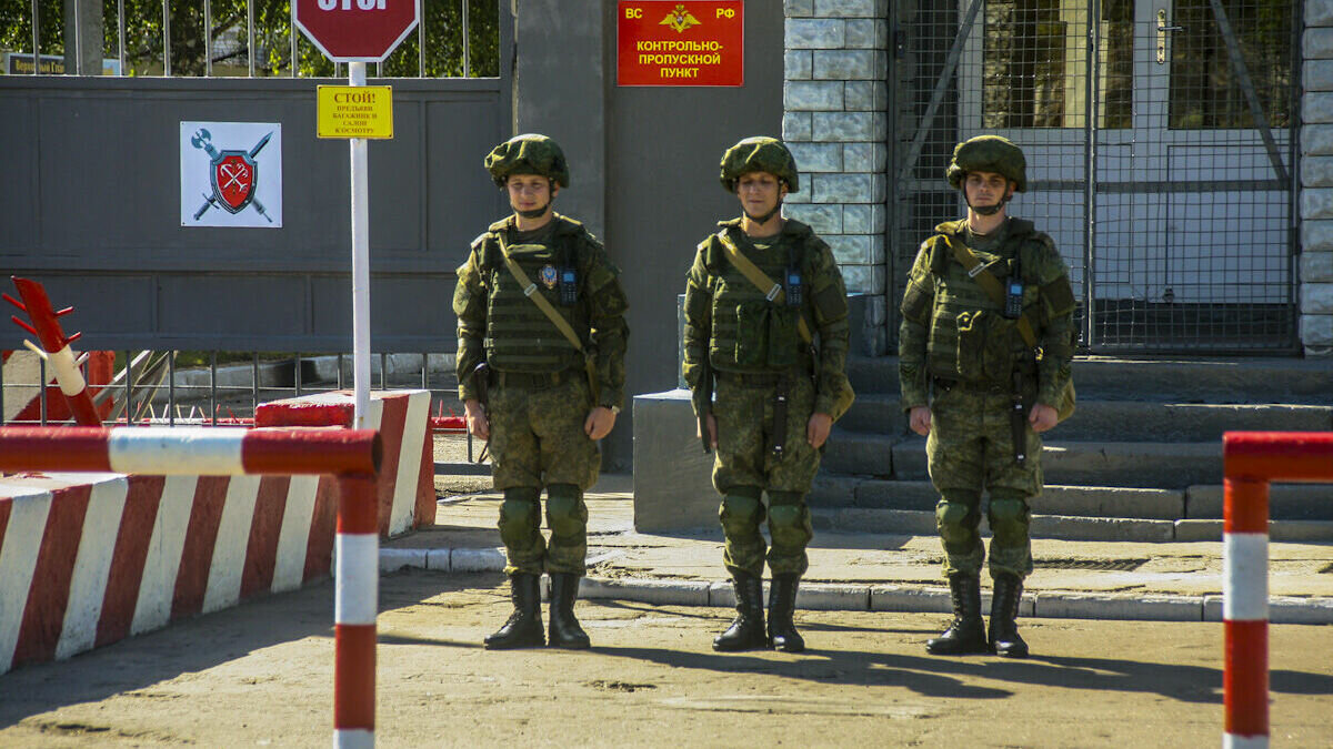     В Ростовской области на границе с ДНР погиб мужчина во время взрыва, сообщают СМИ.