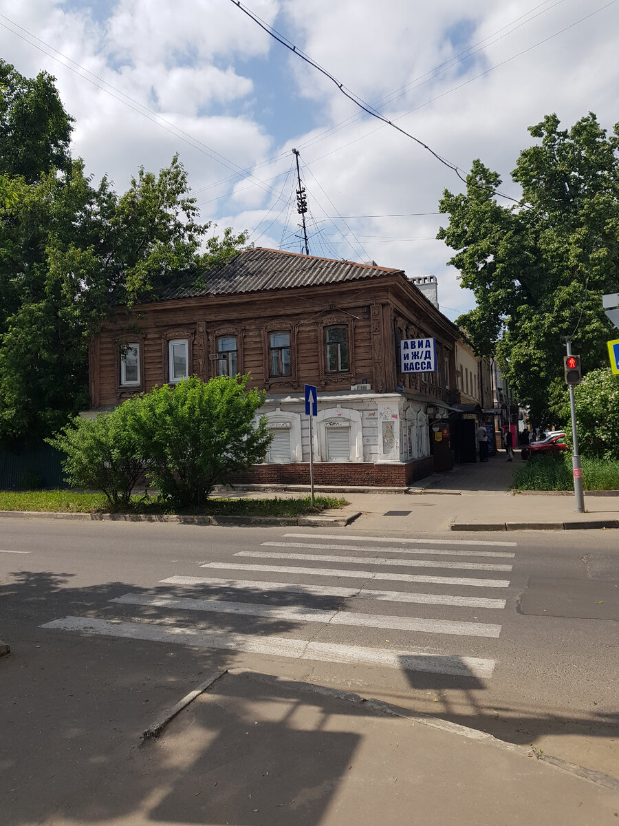 Красивый полукаменный домик