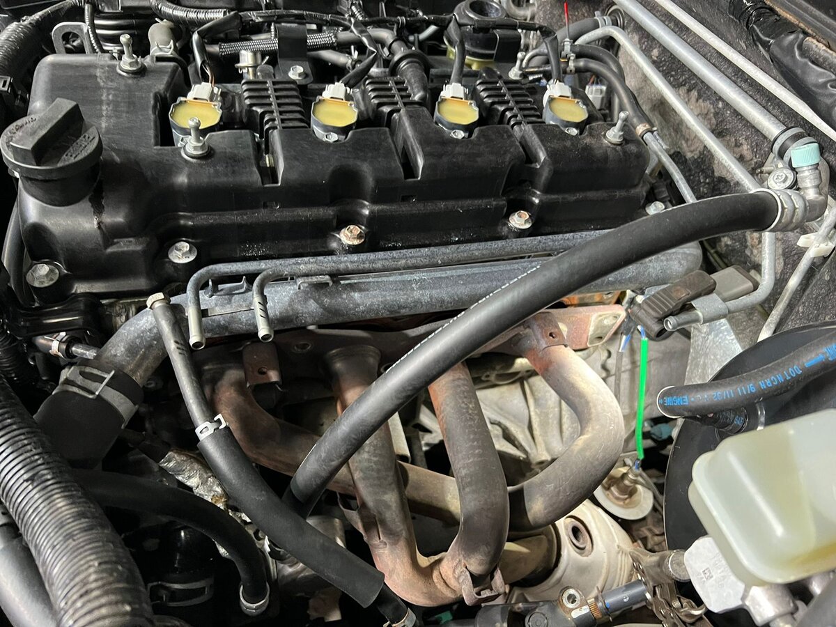 Первый катализатор находится в моторном отсеке.