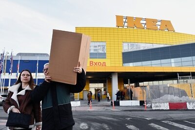    Люди идут с покупками из магазина IKEA в Химках Московской области ©Максим Блинов РИА Новости