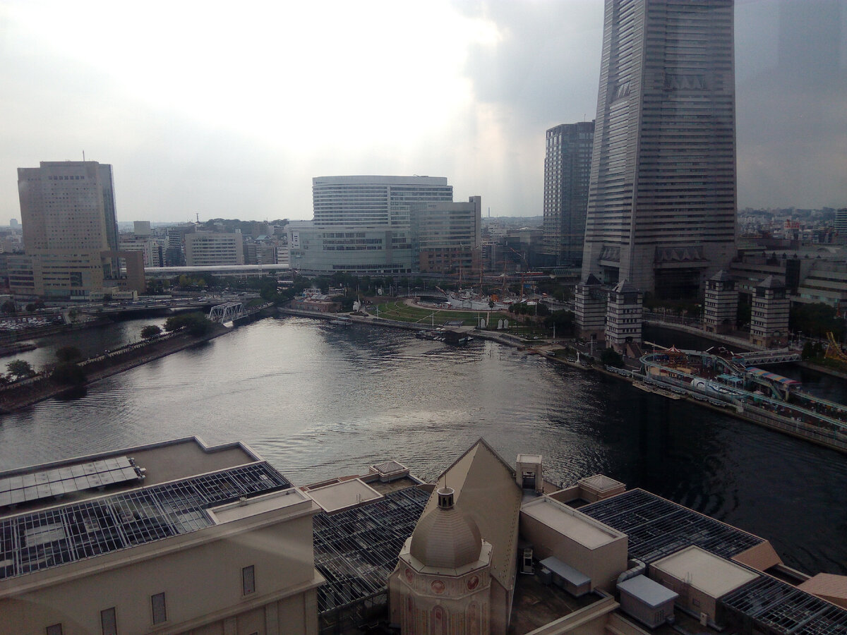 Йокогама, колесо обозрения в парке.