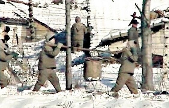 Трудовой лагерь в Северной Корее. Кто-то рискуя жизнью сделал снимок. Счастливое и духовное рабство для всех. 
