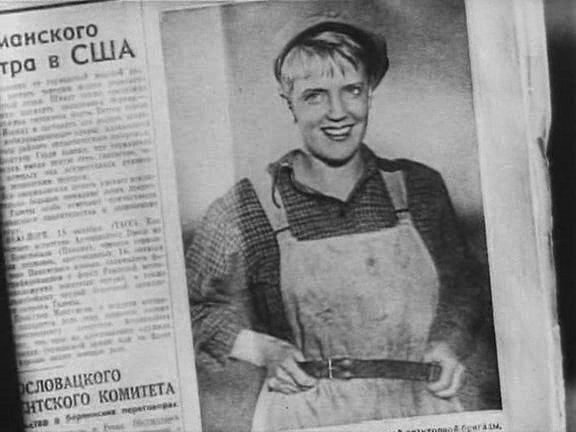 Передовик производства Марьяна Бажан (Марина Ладынина). Источник фото: https://www.kino-teatr.ru/kino/movie/sov/7207/foto/12033/
